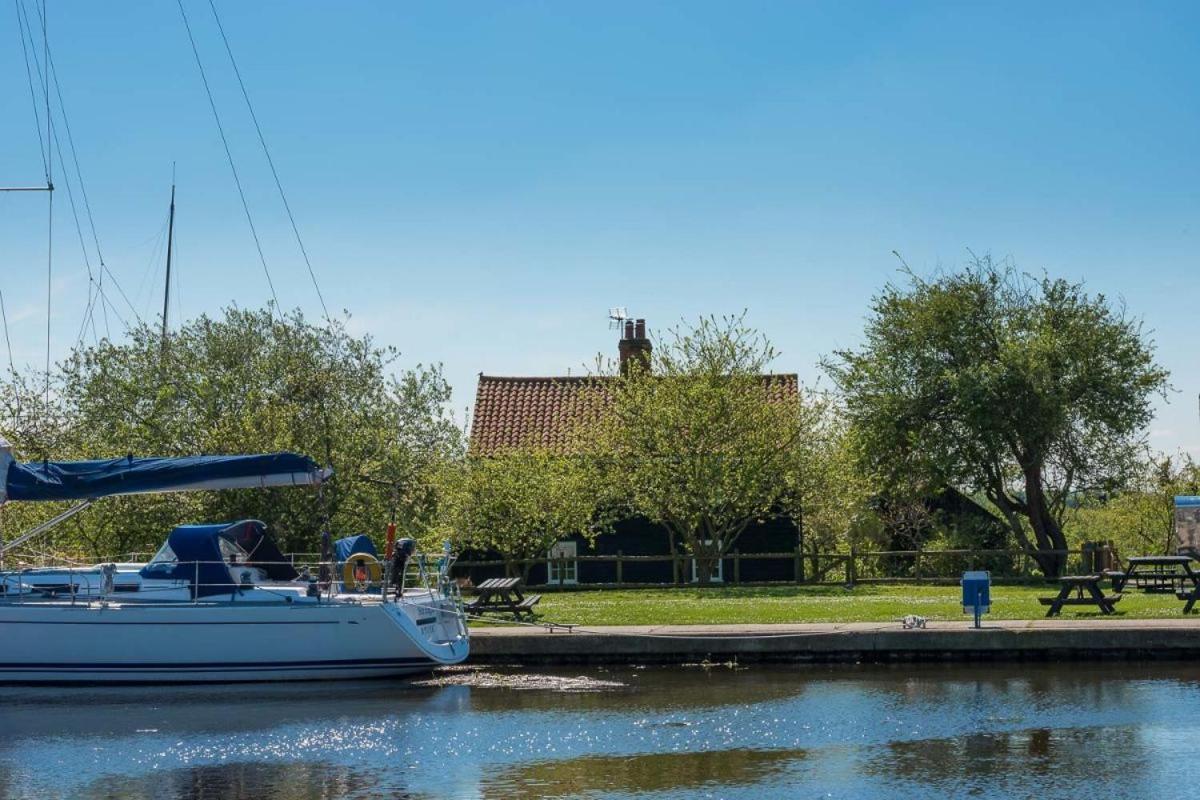 Navigation Cottage On The Historic Sea Lock Overlooking The Nature Reserve Maldon Exteriör bild