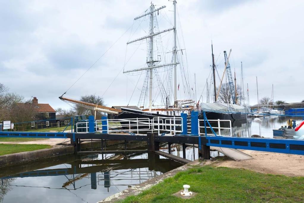 Navigation Cottage On The Historic Sea Lock Overlooking The Nature Reserve Maldon Exteriör bild