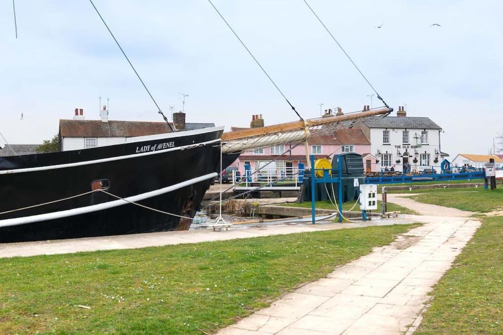 Navigation Cottage On The Historic Sea Lock Overlooking The Nature Reserve Maldon Exteriör bild