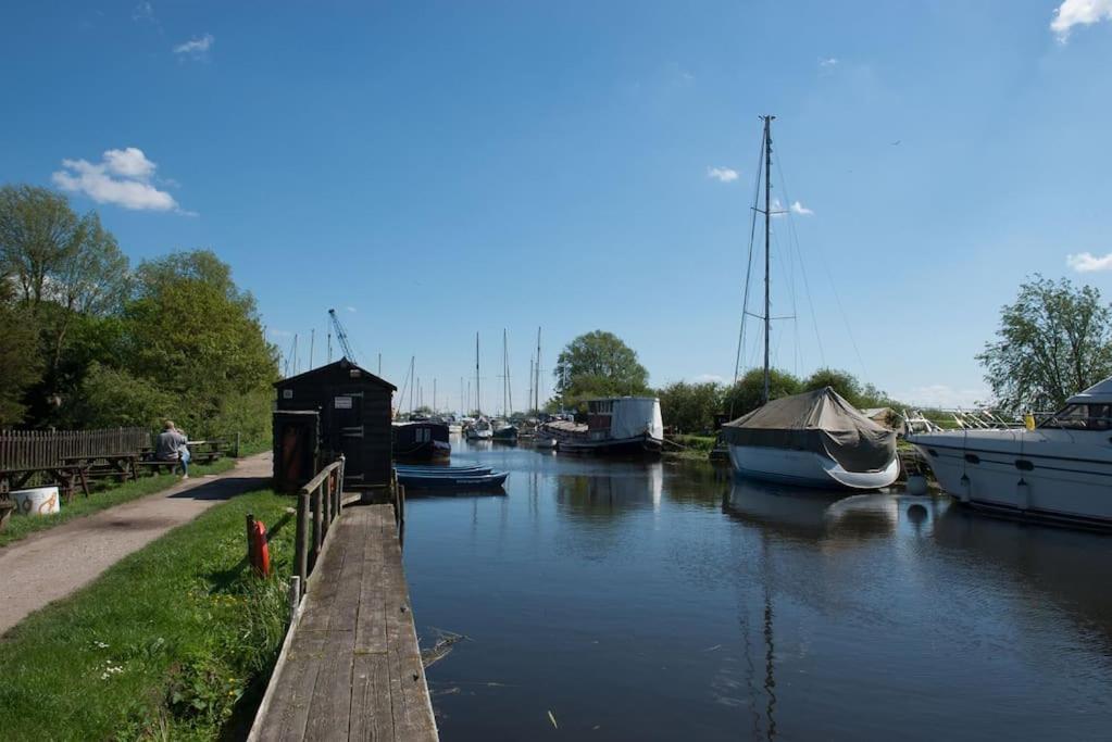 Navigation Cottage On The Historic Sea Lock Overlooking The Nature Reserve Maldon Exteriör bild