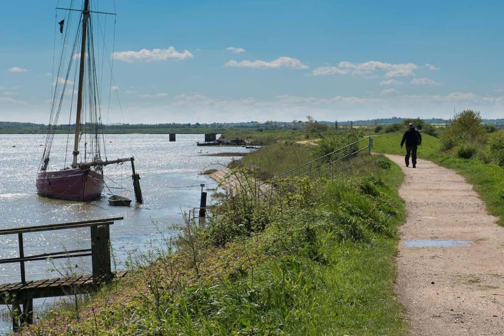 Navigation Cottage On The Historic Sea Lock Overlooking The Nature Reserve Maldon Exteriör bild